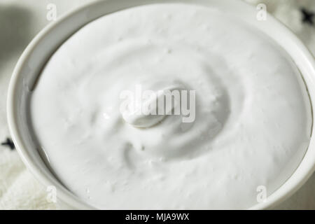 Süße klebrige Marshmallow Fluff Verbreitung in eine Schüssel geben. Stockfoto