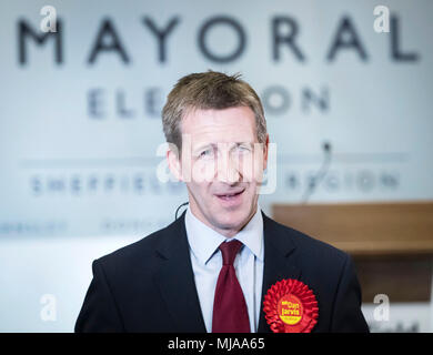 Dan Jarvis während eines TV-Interviews, nachdem er nach der Stimmabgabe am English Institute of Sport in Sheffield zum Bürgermeister der Region Sheffield gewählt wurde. Stockfoto