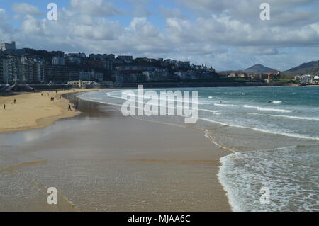 Mehrere Personen üben Kajak am Strand von La Concha in San Sebastian. Sport Reise Natur. März 26, 2018. Altstadt. Donosti Guipuzcoa baskischen Co Stockfoto