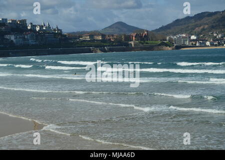 Mehrere Personen üben Kajak am Strand von La Concha in San Sebastian. Sport Reise Natur. März 26, 2018. Altstadt. Donosti Guipuzcoa baskischen Co Stockfoto