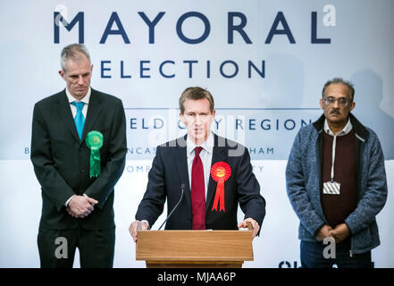 Dan Jarvis hält eine Rede, nachdem er zum Bürgermeister der Region Sheffield gewählt wurde, nachdem er die Stimmabgabe am Englischen Institut für Sport in Sheffield gewählt hatte. Stockfoto