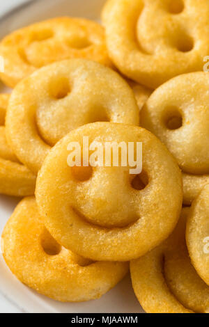 Hausgemachte Smiley Pommes mit Ketchup. Stockfoto