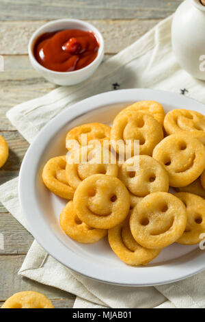 Hausgemachte Smiley Pommes mit Ketchup. Stockfoto