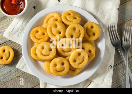 Hausgemachte Smiley Pommes mit Ketchup. Stockfoto