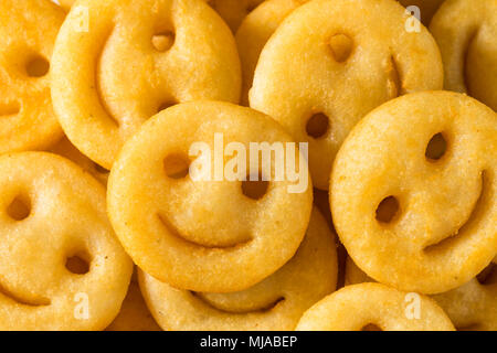 Hausgemachte Smiley Pommes mit Ketchup. Stockfoto