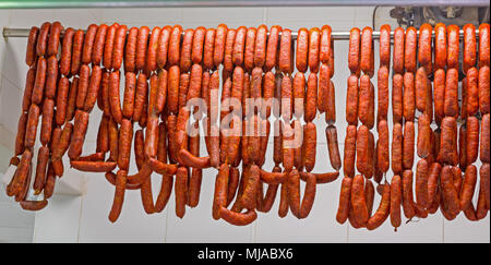 Reihen von Chorizo zum Verkauf auf dem Markt Stockfoto