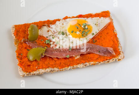 Spanische tapa Aus gebratene Wachtel Ei, Sardellen, Olivenöl, Pfeffer und Oregano Stockfoto