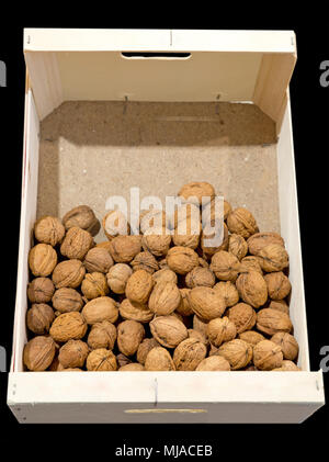 Holzkiste Walnüsse für den Verkauf auf dem Markt, schwarzer Hintergrund Stockfoto