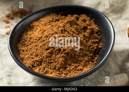 Bio Garam Masala indische Gewürze in eine Schüssel geben. Stockfoto