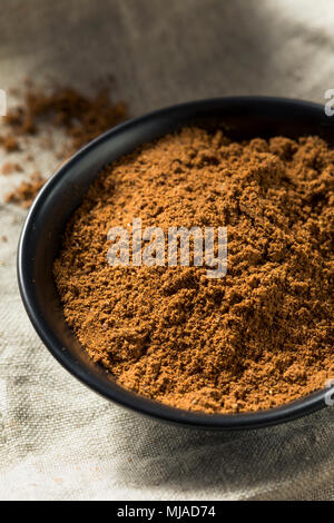 Bio Garam Masala indische Gewürze in eine Schüssel geben. Stockfoto