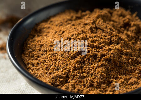 Bio Garam Masala indische Gewürze in eine Schüssel geben. Stockfoto