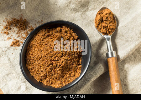 Bio Garam Masala indische Gewürze in eine Schüssel geben. Stockfoto