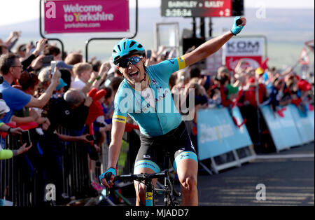 Astana Pro Team Magnus Cort feiert, als er die Linie im ersten Platz kreuzt am Ende der Stufe Zwei an der Kuh und Kalb, in der Nähe von Skipton, während am zweiten Tag der Tour de Yorkshire aus Barnsley, Skipton. Stockfoto