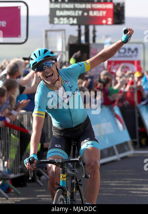 Astana Pro Team Magnus Cort feiert, als er die Linie im ersten Platz kreuzt am Ende der Stufe Zwei an der Kuh und Kalb, in der Nähe von Skipton, während am zweiten Tag der Tour de Yorkshire aus Barnsley, Skipton. Stockfoto