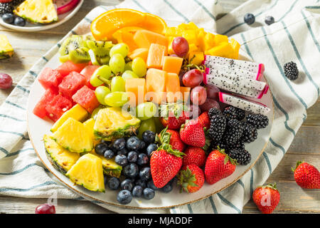 Raw Organic Obstteller mit Beeren, Melonen und Trauben Stockfoto