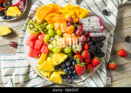 Raw Organic Obstteller mit Beeren, Melonen und Trauben Stockfoto