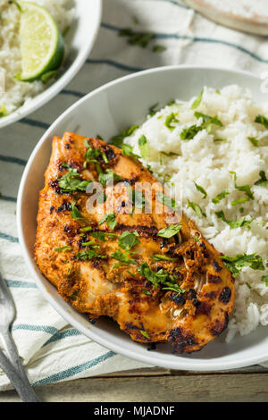 Hausgemachte indische Tandoori Chicken mit Reis und Naan Brot Stockfoto