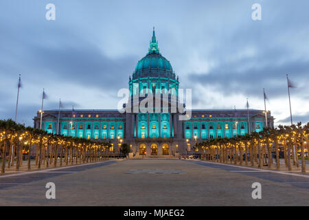 San Francisco City Hall leuchtet grün. Stockfoto