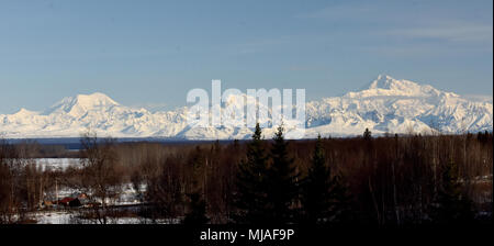 Die drei höchsten Gipfel in der Alaska Range -- Mount Foraker (17.400 Fuß), Mount Hunter (14,573 feet) und Denali (20,310 feet) - die Skyline oben Talkeetna, Alaska füllen. Flieger von B-Company, 1 Battalion, 52nd Aviation Regiment einen Assist, um die National Park Service April 22, 2018, durch das fliegen tausende von Pfund an Ausrüstung und Versorgung von Talkeetna an den NPS base camp an der 7.000-Fuß-Niveau der Kahiltna-gletscher in der Vorbereitung für die Saison 2018 Denali klettern. (Armee Foto/John pennell) Stockfoto