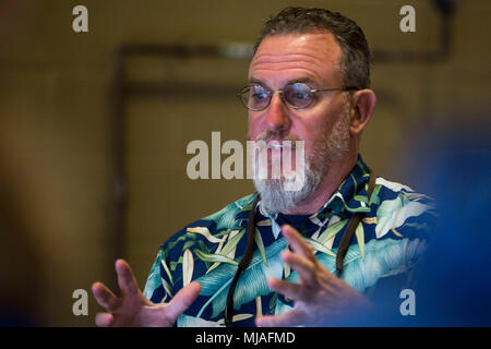 David Schofield, Marine Mammal Gesundheit und Response Program Manager, nationalen ozeanischen und atmosphärischen Administration (NOAA) spricht während der Tierwelt Response Training Phase der Übung Hanini Antwort, Marine Corps Base Hawaii (MCBH), April 24th, 2018. Personal aus verschiedenen Bundes-, Landes- und lokalen Agenturen nahmen an der Nationalen Vorbereitet für Antwort übung Programm (PREP) Full Scale Exercise (FSE), "Hanini Reaktion", vom 24. bis 26. April an Bord der Installation und Kaneohe Bay. Der Zweck der Übung zum Hawaii Bereich Verfügbarkeitsplan und der MCBH sofort wieder Zug Stockfoto