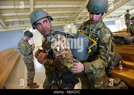 Die US-Armee Fallschirmjäger auf die 173Rd Airborne Brigade zugeordnet prüft den Fallschirm eines italienischen Armee Fallschirmjäger auf die folgore Brigade zugewiesen, während einer Jumpmaster Qualifikation Kurs an Aviano Air Base vor der Durchführung airborne Operations auf Frida Drop Zone in Pordenone, Italien, 23. April 2018. (U.S. Armee Foto von Paolo Bovo) Stockfoto