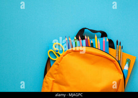 Zurück zum Konzept der Schule. Rucksack mit Schulmaterial. Ansicht von oben. Platz kopieren Stockfoto