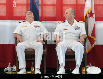 JACKSONVILLE, Fla. (19. April 2018) Cmdr. Scott Carter, Links, wirft seinen Kopf wieder in Gelächter während seiner Pensionierung Zeremonie April 19, als Flotte Bereitschaft Zentrum Südost befehlshabenden Offizier, Kapitän Trent DeMoss, rechts, schaut an. Carter trat der FRCSE Loslösung Jacksonville zu Cmdr übergeben. Mike Polito. (U.S. Marine Foto von Victor Pitts/Freigegeben) Stockfoto