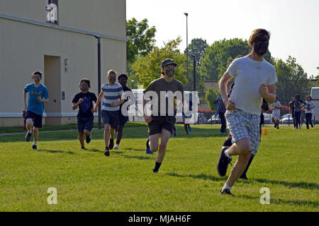 Die Vicenza Middle School ist eine Schule, die US-Militärfamilien in Vicenza, Italien, in der Nähe der Garnisonanlage der US-Armee in Italien betreut. Das Archivbild zeichnet einen Mini-Test auf, der während eines Boot Camp-Events an der Villaggio Middle School in Vicenza am 26. April 2017 durchgeführt wurde, in Verbindung mit der 173. Airborne Brigade. Stockfoto