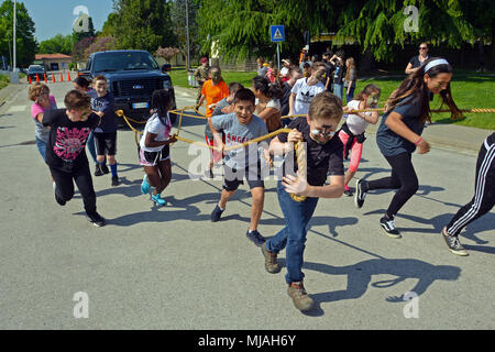 Die Vicenza Middle School ist eine Schule für die Aktivitäten des Department of Defense Education, die Studenten der Militärfamilie in Vicenza, Italien, betreut. Das Archivbild zeigt Schüler, die an einem HMMWV-Pull während eines Boot Camp-Events an der Villaggio Middle School in Vicenza am 26. April 2017 teilnahmen, verbunden mit der Community Outreach in Verbindung mit der 173. Airborne Brigade. Stockfoto
