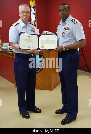 Cmdr. Kevin B. Reed ist frocked zum Kapitän während einer Zeremonie im Sektor Long Island Sound, New Haven, Connecticut, April, 26, 2018. Hintere Adm. Steven D. Poulin, Kommandeur der erste Bezirk, der Küstenwache, amtiert die Zeremonie offiziell machen Reed der Kommandant der Einheit. (U.S. Coast Guard Foto von Petty Officer 3. Klasse Jäger Medley) Stockfoto