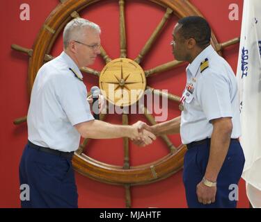 Cmdr. Kevin B. Reed ist frocked zum Kapitän während einer Zeremonie im Sektor Long Island Sound, New Haven, Connecticut, April, 26, 2018. Hintere Adm. Steven D. Poulin, Kommandeur der erste Bezirk, der Küstenwache, amtiert die Zeremonie offiziell machen Reed der Kommandant der Einheit. (U.S. Coast Guard Foto von Petty Officer 3. Klasse Jäger Medley) Stockfoto