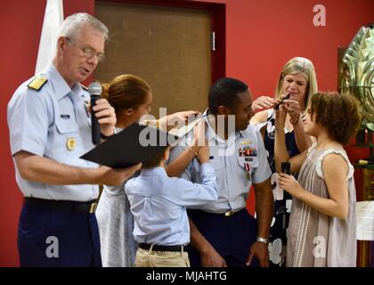 Cmdr. Kevin B. Reed ist frocked zum Kapitän in einer Zeremonie von seiner Familie und Co besucht - Arbeitnehmer im Sektor Long Island Sound, New Haven, Connecticut, April, 26, 2018. Hintere Adm. Steven D. Poulin, Kommandeur der erste Bezirk, der Küstenwache, amtiert die Zeremonie offiziell machen Reed der Kommandant der Einheit. (U.S. Coast Guard Foto von Petty Officer 3. Klasse Jäger Medley) Stockfoto