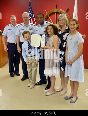 Cmdr. Kevin B. Reed ist frocked zum Kapitän in einer Zeremonie von seiner Familie und Co besucht - Arbeitnehmer im Sektor Long Island Sound, New Haven, Connecticut, April, 26, 2018. Hintere Adm. Steven D. Poulin, Kommandeur der erste Bezirk, der Küstenwache, amtiert die Zeremonie offiziell machen Reed der Kommandant der Einheit. (U.S. Coast Guard Foto von Petty Officer 3. Klasse Jäger Medley) Stockfoto