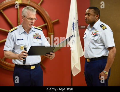 Cmdr. Kevin B. Reed ist frocked zum Kapitän während einer Zeremonie im Sektor Long Island Sound, New Haven, Connecticut, April, 26, 2018. Hintere Adm. Steven D. Poulin, Kommandeur der erste Bezirk, der Küstenwache, amtiert die Zeremonie offiziell machen Reed der Kommandant der Einheit. (U.S. Coast Guard Foto von Petty Officer 3. Klasse Jäger Medley) Stockfoto