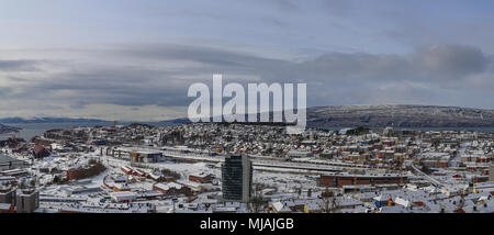 Norwegen Narvik, Panorama Blick auf die Stadt mit Rombaksfjorden in der Rückseite ein Wintertag Stockfoto