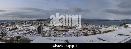 Norwegen Narvik, Panorama Blick auf die Stadt mit Rombaksfjorden in der Rückseite ein Wintertag Stockfoto