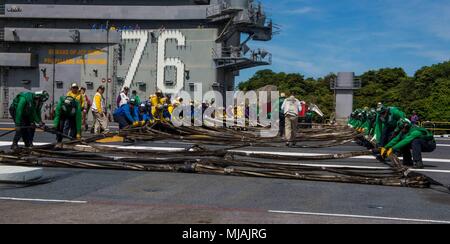 180426-N-OY 799-0042 Yokosuka, Japan (26. April 2018) Segler in die Luft Abteilung aufrüsten recovery Barrikade während Flight Deck Bohrer an Bord der Marine vorwärts zugeordnet - bereitgestellt Flugzeugträger USS Ronald Reagan (CVN 76). Ronald Reagan, das Flaggschiff der Carrier Strike Group 5, bietet eine Bekämpfung bereit, Kraft, schützt und verteidigt die kollektive maritime Interessen seiner Verbündeten und Partnern in der Indo-Asia-Pazifik-Region. (U.S. Marine Foto von Mass Communication Specialist 2. Klasse Kenneth Abbate / freigegeben) Stockfoto