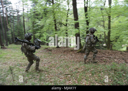 Us-Armee Sgt. Jesse Hunsaker und SPC. Nathaniel Jackson, Amboss Truppe, 1st Squadron (Airborne), 91st Cavalry Regiment, 173Rd Infantry Brigade Combat Team (Airborne), das mit einem FIM-92 Stinger während einer Übung, Hohenfels, Deutschland, April 25, 2018 zu positionieren. Das Joint Warfighting Bewertung (JWA) hilft die Armee aufkommende Konzepte zu bewerten, neue Technologien zu integrieren und Interoperabilität innerhalb der Armee zu fördern, mit anderen Diensten, US-Verbündeten und Partnern. JWA ist die einzige Übung Ort der Beurteilung 27 Konzepte und Fähigkeiten beim Ausrichten mit US-Armee Europa Bereitschaft und andere c Stockfoto