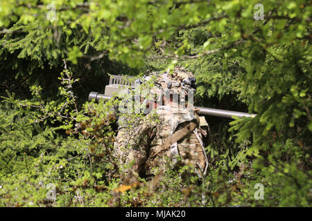 Us-Armee Sgt. Jesse Hunsaker und SPC. Nathaniel Jackson, Amboss Truppe, 1st Squadron (Airborne), 91st Cavalry Regiment, 173Rd Infantry Brigade Combat Team (Airborne), bereiten Sie ein FIM-92 Stinger während einer Übung, Hohenfels, Deutschland, April 25, 2018 zu feuern. Das Joint Warfighting Bewertung (JWA) hilft die Armee aufkommende Konzepte zu bewerten, neue Technologien zu integrieren und Interoperabilität innerhalb der Armee zu fördern, mit anderen Diensten, US-Verbündeten und Partnern. JWA ist die einzige Übung Ort der Beurteilung 27 Konzepte und Fähigkeiten beim Ausrichten mit US-Armee Europa Bereitschaft und andere Mö Stockfoto