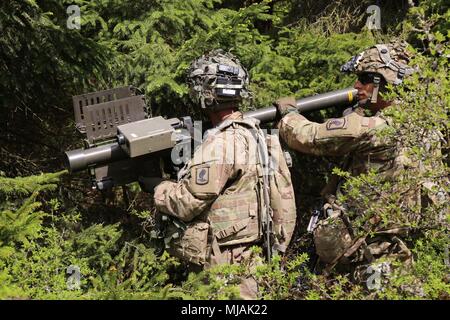 Us-Armee Sgt. Jesse Hunsaker und SPC. Nathaniel Jackson, Amboss Truppe, 1st Squadron (Airborne), 91st Cavalry Regiment, 173Rd Infantry Brigade Combat Team (Airborne), machen ein FIM-92 Stinger während einer Übung, Hohenfels, Deutschland, April 25, 2018 sicher. Das Joint Warfighting Bewertung (JWA) hilft die Armee aufkommende Konzepte zu bewerten, neue Technologien zu integrieren und Interoperabilität innerhalb der Armee zu fördern, mit anderen Diensten, US-Verbündeten und Partnern. JWA ist die einzige Übung Ort der Beurteilung 27 Konzepte und Fähigkeiten beim Ausrichten mit US-Armee Europa Bereitschaft und anderen Komponenten. Stockfoto