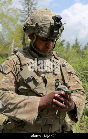 1st Battalion 503rd Infantry Regiment Airborne ist eine untergeordnete Einheit des 173rd Infantry Brigade Combat Team Airborne der United States Army. Am 25. April 2018 überprüft ein Soldat der Angriffstruppe auf dem Trainingsgelände Hohenfels die linken und rechten Zielgrenzen während des Joint Warfight Assessment Trainings. Das Archivbild dokumentiert die Brandbekämpfungsverfahren in kleinen Einheiten in einer Feldübung. Stockfoto