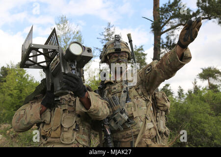 Us-Armee Sgt. Kyle McAuley, Legion Truppe, 1.BATAILLON, 503Rd Infanterie Regiment (Airborne), 173Rd Infantry Brigade Combat Team (Airborne) und SPC. Antonio Carroll zugeordnet Angriffstruppführer, 1.BATAILLON, 503Rd Infanterie Regiment (Airborne), 173Rd Infantry Brigade Combat Team (Airborne), bereiten Sie ein FIM-92 Stinger während einer Übung, Hohenfels, Deutschland, April 25, 2018 zu feuern. Das Joint Warfighting Bewertung (JWA) hilft die Armee aufkommende Konzepte zu bewerten, neue Technologien zu integrieren und Interoperabilität innerhalb der Armee zu fördern, mit anderen Diensten, US-Verbündeten und Partnern. JWA ist die Stockfoto