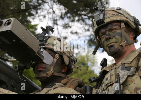 Us-Armee Sgt. Kyle McAuley, Legion Truppe, 1.BATAILLON, 503Rd Infanterie Regiment (Airborne), 173Rd Infantry Brigade Combat Team (Airborne) und SPC. Antonio Carroll zugeordnet Angriffstruppführer, 1.BATAILLON, 503Rd Infanterie Regiment (Airborne), 173Rd Infantry Brigade Combat Team (Airborne), bereiten Sie ein FIM-92 Stinger während einer Übung, Hohenfels, Deutschland, April 25, 2018 zu feuern. Das Joint Warfighting Bewertung (JWA) hilft die Armee aufkommende Konzepte zu bewerten, neue Technologien zu integrieren und Interoperabilität innerhalb der Armee zu fördern, mit anderen Diensten, US-Verbündeten und Partnern. JWA ist die Stockfoto