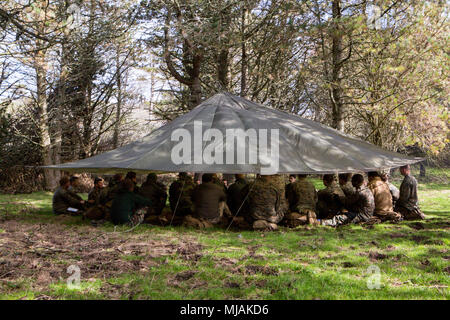 Marines mit 4 Air Naval Geschützfeuer Liaison Unternehmen, Force Headquarters Group, sammeln für eine Lektion von British Commando auf der richtigen Techniken und Verfahren für das Überleben in der Wüste, in Durness, Schottland, 26. April 2018. 4 ANGLICO ist in Schottland an gemeinsamen Krieger 18-1, eine Übung, die die Bereitschaft und die Effektivität der kombinierten Waffen Integration fördert, kleine Einheit Taktik und Land Navigation zu nehmen. Diese Fortbildung soll zur Verbesserung ihrer Fähigkeiten und Kampfkraft und stellt sicher, dass Sie bereit sind, heute abend zu kämpfen. Stockfoto