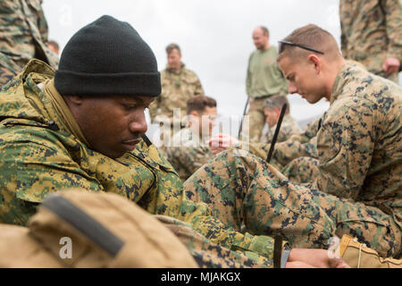 Us Marine Corps Lance Cpl. Gregory McDonald, ein Funker mit 4 Air Naval Geschützfeuer Liaison, Hauptquartieren Gruppe, die versucht, sich aus einer zip zu brechen - Krawatte mit Handschellen während Überlebenstraining, in Durness, Schottland, 26. April 2018. 4 ANGLICO ist in Schottland an gemeinsamen Krieger 18-1, eine Übung, die die Bereitschaft und die Effektivität der kombinierten Waffen Integration fördert, kleine Einheit Taktik und Land Navigation zu nehmen. Diese Fortbildung soll zur Verbesserung ihrer Fähigkeiten und Kampfkraft und stellt sicher, dass Sie bereit sind, heute abend zu kämpfen. Stockfoto