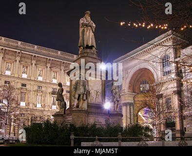 Leonardo's Denkmal auf der Piazza Della Scala in der Nacht, Mailand, Italien Stockfoto