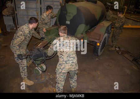 Mittelmeer (20. April 2018) Marines zu bekämpfen Cargo zugewiesen, 26 Marine Expeditionary Unit eine mobile Wasser Speicher an Bord der San Antonio-Klasse amphibious Transport dock USS New York (LPD 21) April 20, 2018 bewegen. Bekämpfung der Cargo ist ein platoon - sortierte Element, bestehend aus Marinen und Seeleuten aus verschiedenen Berufsfeldern und Einheiten innerhalb der MEU deck Abteilung im Safe zu unterstützen Auf - Laden und Abladen der Ausrüstungen sowie sicheres Verstauen von Ausrüstung, während in den USA der 6 Bereich der Flotte im Einsatz.. 6. US-Flotte mit Sitz in Neapel, Italien, führt die vollständige spe Stockfoto