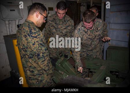 Mittelmeer (20. April 2018) Marines zu bekämpfen Cargo zugewiesen, 26 Marine Expeditionary Unit eine mobile Wasser Speicher an Bord der San Antonio-Klasse amphibious Transport dock USS New York (LPD 21) April 20, 2018 bewegen. Bekämpfung der Cargo ist ein platoon - sortierte Element, bestehend aus Marinen und Seeleuten aus verschiedenen Berufsfeldern und Einheiten innerhalb der MEU deck Abteilung im sicheren Auf- und Abladen der Ausrüstungen sowie sicheres Verstauen von Ausrüstung, während in den USA der 6 Bereich der Flotte im Einsatz zu unterstützen. 6. US-Flotte mit Sitz in Neapel, Italien, führt die vollständige spec Stockfoto