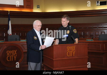 Oberst Larry Harrington (Ret.) für Arbeitgeber Unterstützung des Schutzes und der Reserve, Esgr, der Leiter der Polizei für die Sioux City, Iowa Police Department eine patriotische Award für seine Unterstützung seiner Offiziere, die im Laufe des Jahres mit der 185 Luftbetankung Flügel eingesetzt. Die 124 Officer Abteilung hat 13 Offiziere, die auch Mitglieder der Iowa Air National Guard. (U.S. Air National Guard Foto vom Kapitän Jeremy J. McClure/Freigegeben) Stockfoto