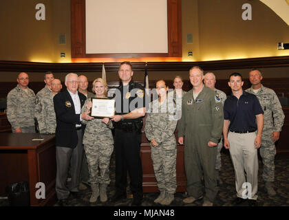 Mitglieder der 185 Luftbetankung Flügel waren zur Stelle, um Chief Rex Mueller eine patriotische Award der Esgr für seine Unterstützung der Offiziere mit seiner Abteilung, die auch Mitglieder der Einheit präsentieren. Die 124 Officer Abteilung hat 13 Offiziere, die auch Mitglieder der Iowa Air National Guard. (U.S. Air National Guard Foto vom Kapitän Jeremy J. McClure/Freigegeben) Stockfoto